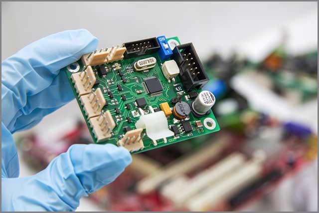 (PCB chip montaż trzymany w ręku przez producenta PCB online)